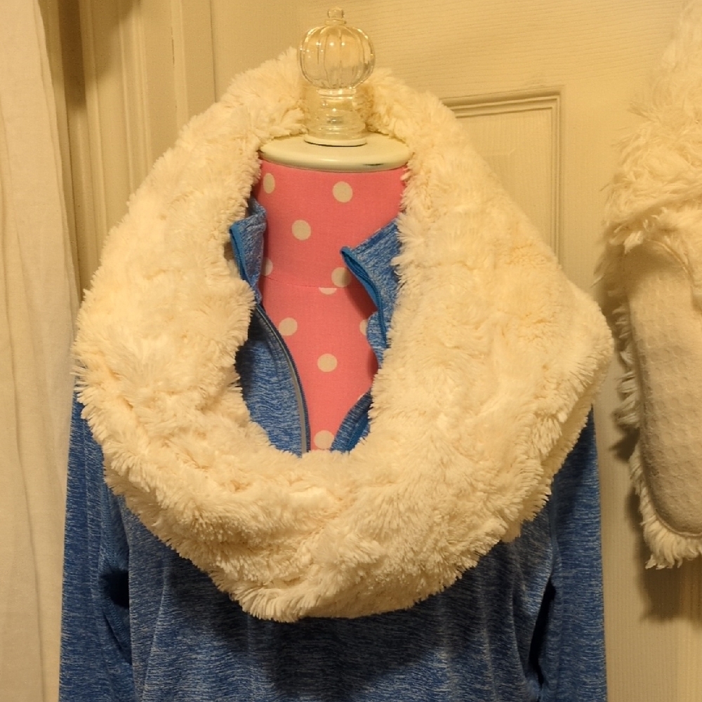 Luxurious Cream Faux Fur Infinity Scarf